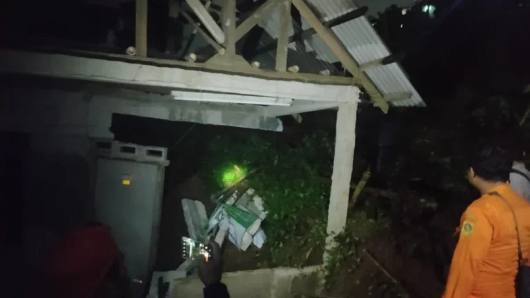 Banjir dan Longsor Terjang Puncak Bogor, Satu Warga Tertimbun