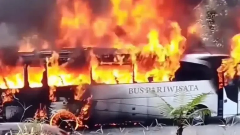 Bus Pariwisata Terbakar di Jalur Medan–Berastagi, 40 Selamat