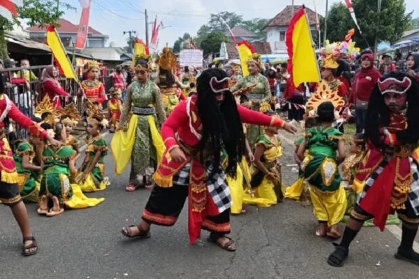 Karnaval Seni dan Budaya Rayakan HUT ke-80 RI di Lumajang Karnaval Seni dan Budaya Rayakan HUT ke-80 RI di Lumajang | Karnaval Seni dan Budaya