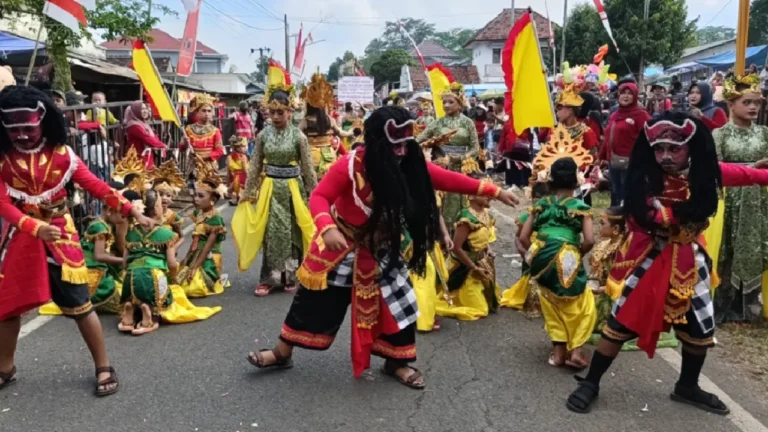 Karnaval Seni dan Budaya Rayakan HUT ke-80 RI di Lumajang | Nasional