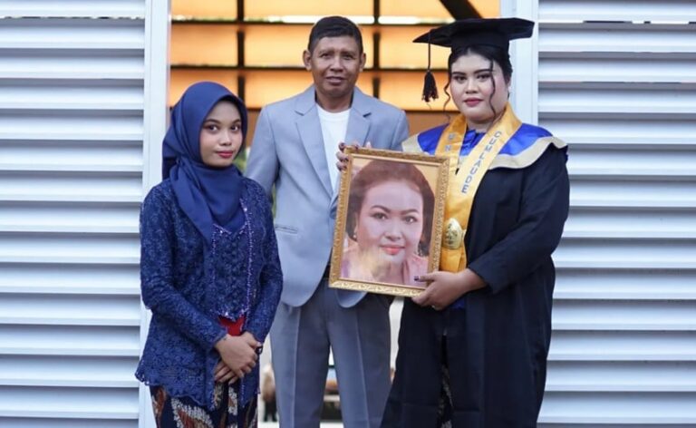 Qori, Anak Driver Ojol, Lulus Cumlaude Dari Undip IPK 3,95