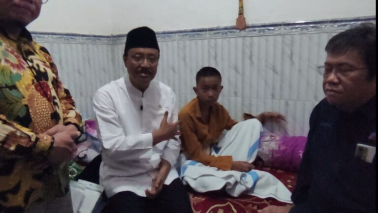 Mensos dan Komisi Disabilitas Dukung Rosi Santri Patah Kaki