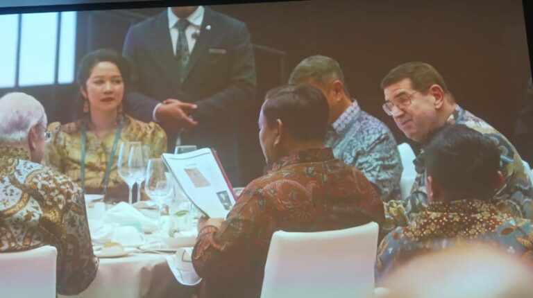 Prabowo dan Steve Forbes Kompak Lakukan Makan Malam Berbatik