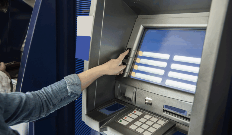 Menggunakan ATM dengan Aman: Panduan Mudah untuk Pemula