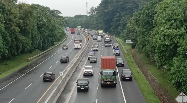 Arus Liburan Isra Miraj Dipenuhi Mobil Pribadi yang Ramai