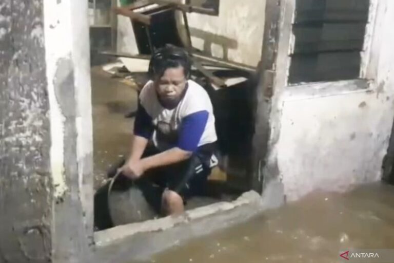 Hujan Deras Rendam Permukiman di Kramat Jati via Kali Ciliwung
