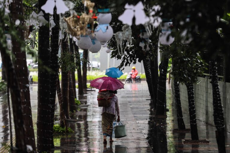 Hujan Ringan hingga Sedang Diprediksi di Surabaya 3 April