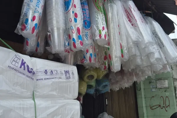 Kenapa Harga Plastik Naik? Efek Rantai dari Hulu ke Warung | Ekonomi