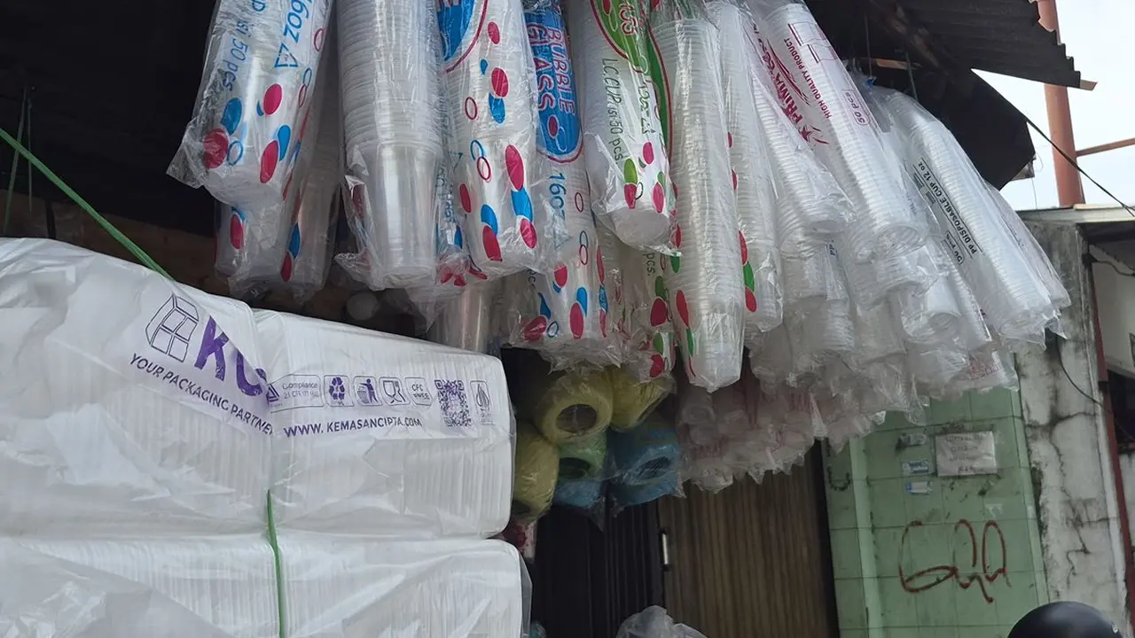 Kenapa Harga Plastik Naik? Efek Rantai dari Hulu ke Warung | Ekonomi