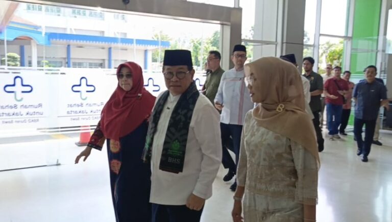 Pramono Kunjungi Siswa Keracunan di RSKD Duren Sawit