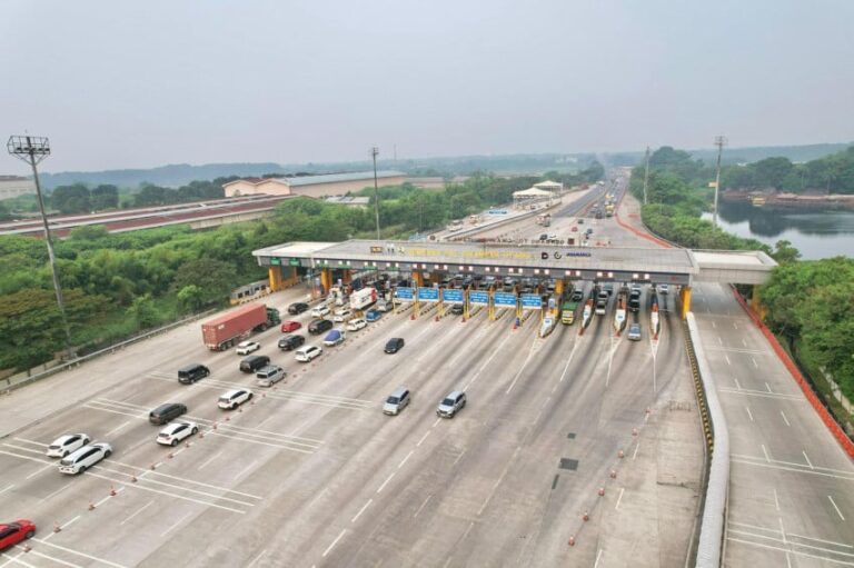 Tol Trans Jawa Penuh Sesak Saat Libur Waisak, Ribuan Kendaraan Melintas